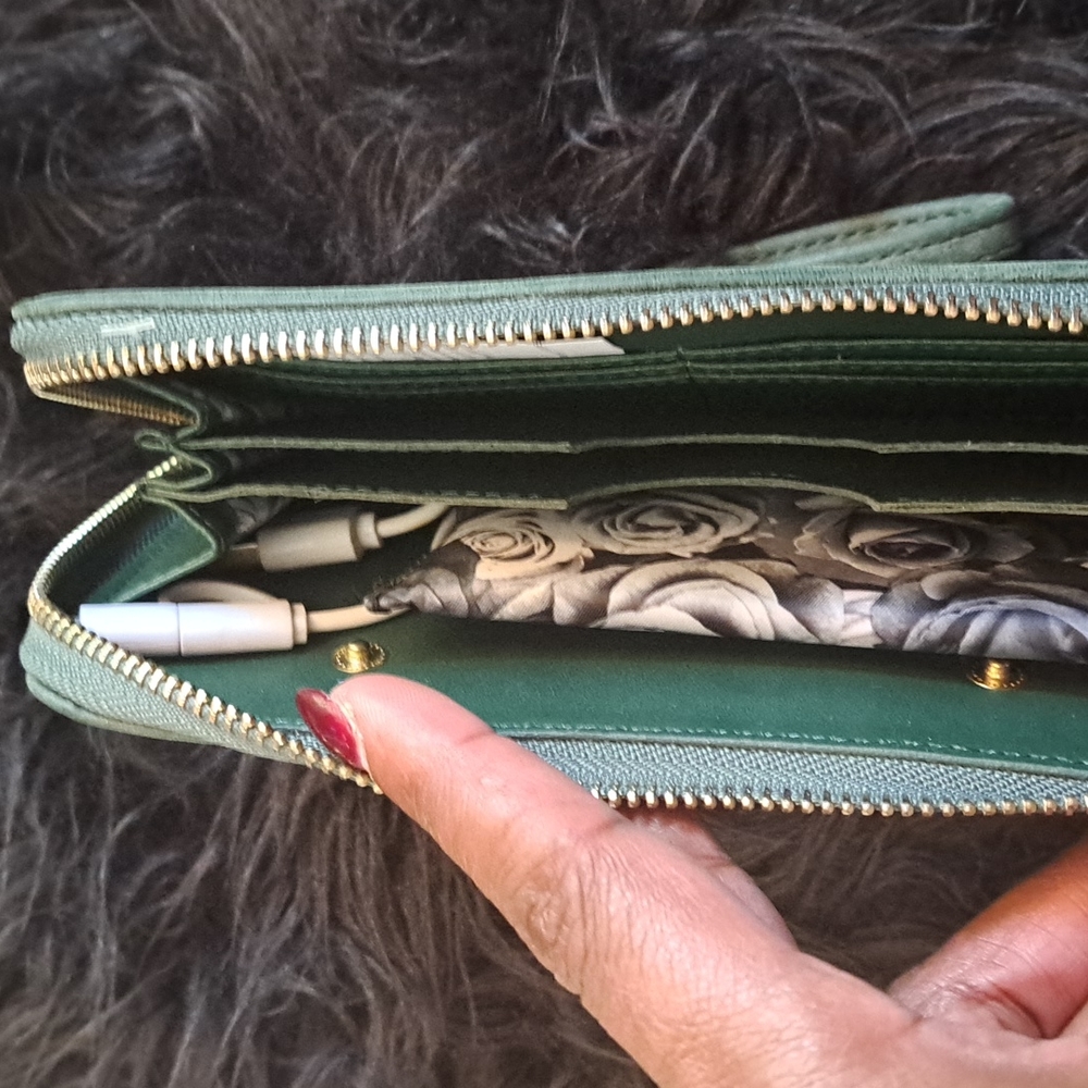 Nwt Wallet/Charger - Picture 8 of 9